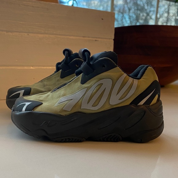 adidas Yeezy Boost 700 MNVN - Picture 3 of 16